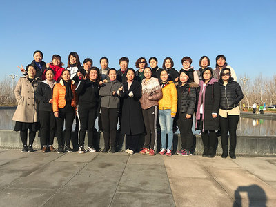 市公交公司開(kāi)展‘三·八’健步行暨文藝表演活動(dòng)，展現(xiàn)巾幗風(fēng)采